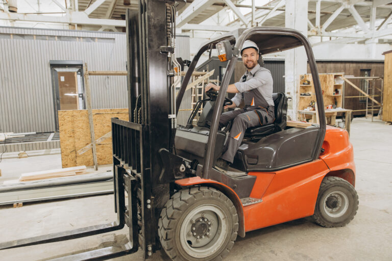 operator w elektrycznym wózku czołowym